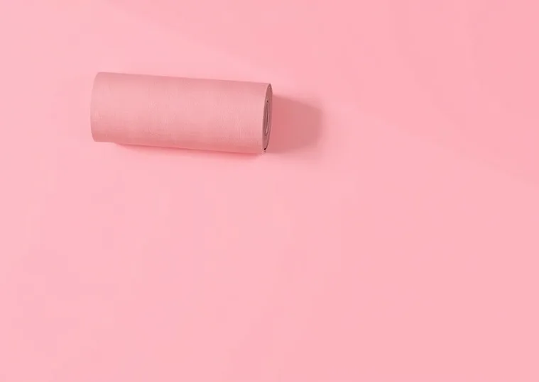 Pose de papier peint, rouleau et brosse à maroufler